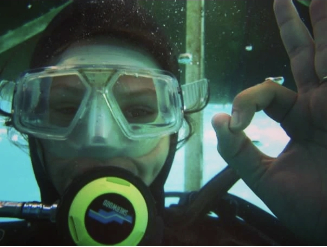 Persona realizando su primera experiencia de buceo en Puerto Madryn